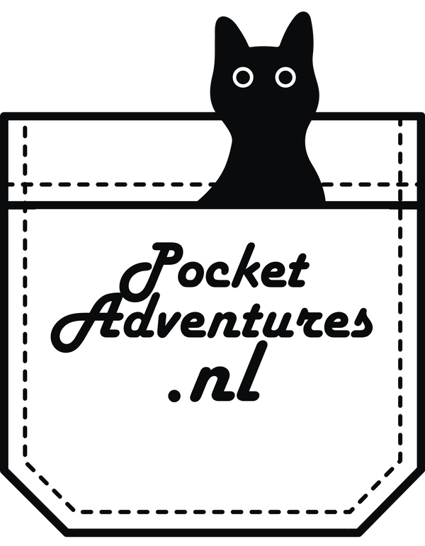 Logo van Pocket Adventures online spellenwinkel met kleine kaartspellen schrijfspellen puzzels en dobbelspellen